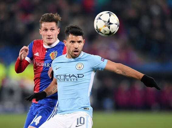 FUSSBALL CHAMPIONS LEAGUE SAISON 2017 2018 Achtelfinal Hinspiel FC Basel - Manchester City 13.02.2018 Sergio Agueero (re, Manchester City) gegen Taulant Xhaka (li, FC Basel) Basel