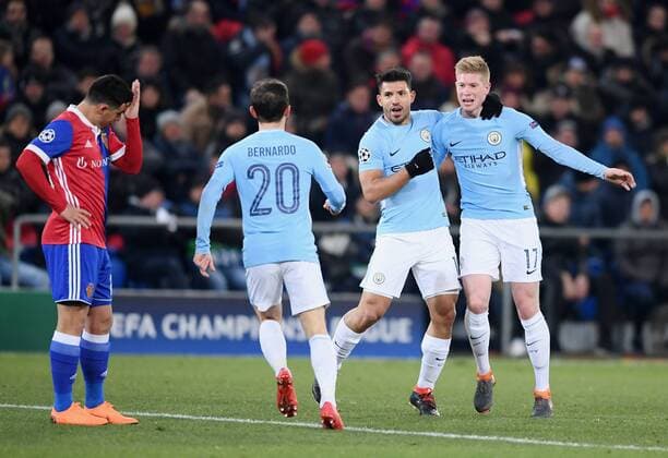 FUSSBALL CHAMPIONS LEAGUE SAISON 2017 2018 Achtelfinal Hinspiel FC Basel - Manchester City 13.02.2018 JUBEL Manchester City; Torschuetze zum 0-3 Sergio Agueero (2.v.re) umarmt Kevin DeBruyne (re) und Bernardo Silva (2. v.li.); Blas Riveros (li, FC Basel) enttaeuscht Basel