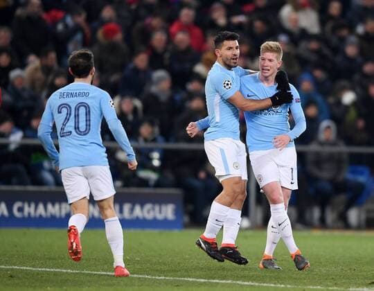 FUSSBALL CHAMPIONS LEAGUE SAISON 2017 2018 Achtelfinal Hinspiel FC Basel - Manchester City 13.02.2018 JUBEL Manchester City; Torschuetze zum 0-3 Sergio Agueero (Mitte) umarmt Kevin DeBruyne (re) und Bernardo Silva (li) Basel