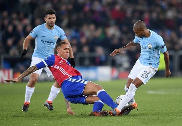FUSSBALL CHAMPIONS LEAGUE SAISON 2017 2018 Achtelfinal Hinspiel FC Basel - Manchester City 13.02.2018 Fernandinho (re, Manchester City) gegen Leo Lacroix (Mitte, FC Basel) beobachtet von Sergio Agueero (re, Manchester City) Basel