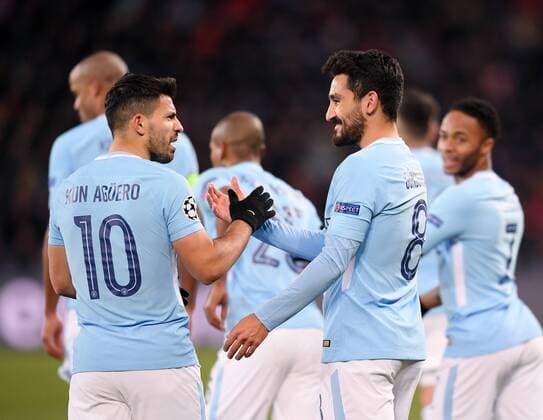 FUSSBALL CHAMPIONS LEAGUE SAISON 2017 2018 Achtelfinal Hinspiel FC Basel - Manchester City 13.02.2018 JUBEL Manchester City; Torschuetze zum 0-1 Ilkay Guendogan (re) klatscht Sergio Agueero ab Basel