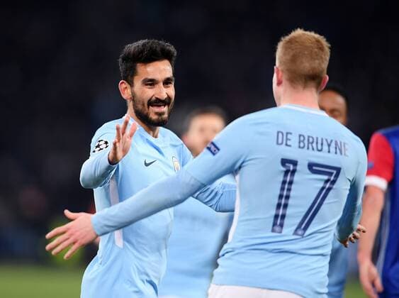 FUSSBALL CHAMPIONS LEAGUE SAISON 2017 2018 Achtelfinal Hinspiel FC Basel - Manchester City 13.02.2018 JUBEL Manchester City; Torschuetze zum 0-1 Ilkay Guendogan (li) und Kevin DeBruyne Basel