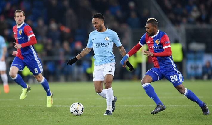 FUSSBALL CHAMPIONS LEAGUE SAISON 2017 2018 Achtelfinal Hinspiel FC Basel - Manchester City 13.02.2018 Raheem Sterling (Mitte, Manchester City) gegen Geoffroy Serey Die (re, FC Basel) Basel