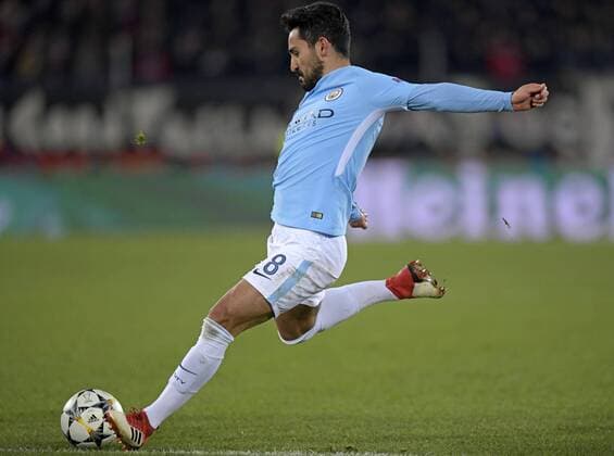 13.02.2018, Fussball UEFA Champions League 2017 2018, Achtelfinale, FC Basel - Manchester City, im St-Jakobs-Park Stadion in Basel (Schweiz). Ilkay Gündogan (Manchester City) Torschuss zum 4:0.