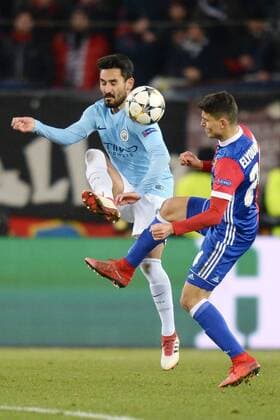 Basel, Schweiz 13.02.2018, UEFA Champions League - 2017 18 Season, Achtelfinale, FC Basel - Manchester City, Mohamed Elyounoussi (Basel) Ilkay Guendogan (Manchester) ( DeFodi530
