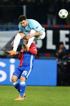 Bilder des Tages - SPORT Basel, Schweiz 13.02.2018, UEFA Champions League - 2017 18 Season, Achtelfinale, FC Basel - Manchester City, Mohamed Elyounoussi (Basel) Kyle Walker (Manchester) ( DeFodi530