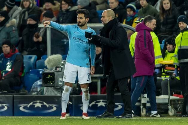 Basel, Schweiz 13.02.2018, UEFA Champions League - 2017 18 Season, Achtelfinale, FC Basel - Manchester City, Trainer Josep Guardiola (MNC) spricht mit Ilkay Guendogan (MNC) ( DeFodi507