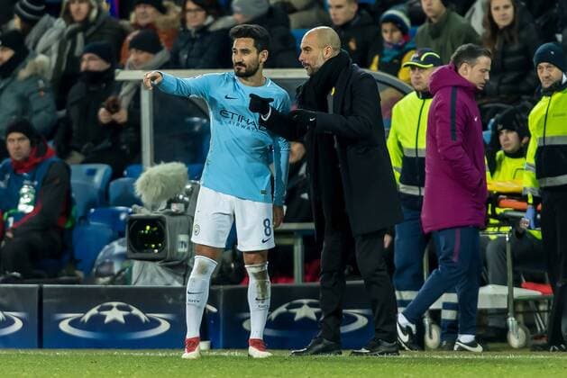 Basel, Schweiz 13.02.2018, UEFA Champions League - 2017 18 Season, Achtelfinale, FC Basel - Manchester City, Trainer Josep Guardiola (MNC) spricht mit Ilkay Guendogan (MNC) ( DeFodi507 *** Basel Switzerland 13 02 2018 UEFA Champions League 2017 18 season last finals FC Basel Manchester City coach Josep Guardiola MNC speaks with Ilkay Gündogan MNC DeFodi507