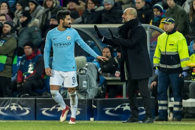 Bilder des Tages - SPORT Basel, Schweiz 13.02.2018, UEFA Champions League - 2017 18 Season, Achtelfinale, FC Basel - Manchester City, Trainer Josep Guardiola (MNC) spricht mit Ilkay Guendogan (MNC) ( DeFodi507