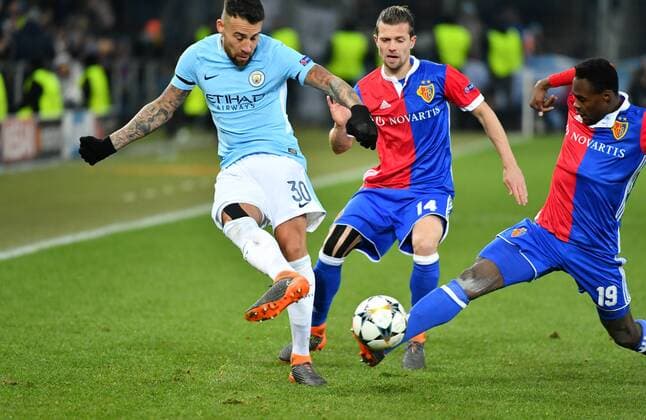 13.02.2018 Basel St.Jakobpark Fussball Herren Saison 2017 2018 Champions League FC Basel - Manchester City Bild zeigt Nicolas Otamendi (Manchester) gegen Valentin Stocker und Dimitri Oberlin beide (FC Basel) Aktion