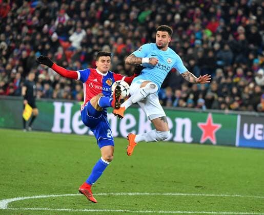 13.02.2018 Basel St.Jakobpark Fussball Herren Saison 2017 2018 Champions League FC Basel - Manchester City Bild zeigt Nicolas Otamendi (Manchester) gegen Mohamed Elyounoussi i (FC Basel) Aktion Zweikampf