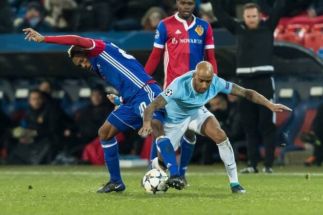 Basel, Schweiz 13.02.2018, UEFA Champions League - 2017 18 Season, Achtelfinale, FC Basel - Manchester City, Geoffroy Serey Die (FCB) und Fabian Delph (MNC) im Zweikampf ( DeFodi507