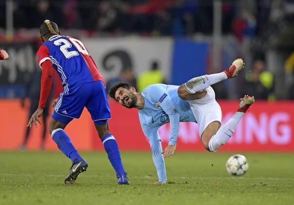 13.02.2018, Fussball UEFA Champions League 2017 2018, Achtelfinale, FC Basel - Manchester City, im St-Jakobs-Park Stadion in Basel (Schweiz). v.li: Geoffroy Serey Die (FC Basel) foult Ilkay Gündogan (Manchester City).