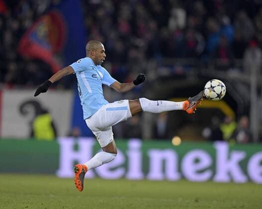 13.02.2018, Fussball UEFA Champions League 2017 2018, Achtelfinale, FC Basel - Manchester City, im St-Jakobs-Park Stadion in Basel (Schweiz). Fernandinho (Manchester City) springt zum Ball.