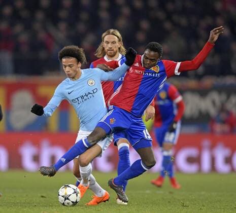 13.02.2018, Fussball UEFA Champions League 2017 2018, Achtelfinale, FC Basel - Manchester City, im St-Jakobs-Park Stadion in Basel (Schweiz). v.li: Leroy Sane (Manchester City) gegen Dimitri Oberlin (FC Basel).