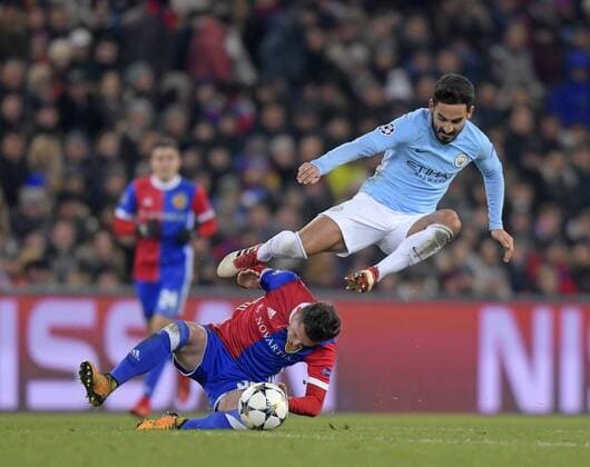 13.02.2018, Fussball UEFA Champions League 2017 2018, Achtelfinale, FC Basel - Manchester City, im St-Jakobs-Park Stadion in Basel (Schweiz). v.li: Taulant Xhaka (FC Basel) gegen Ilkay Gündogan (Manchester City).
