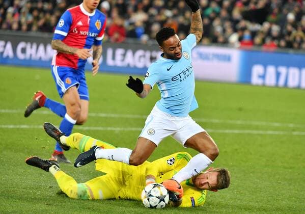 13.02.2018 Basel St.Jakobpark Fussball Herren Saison 2017 2018 Champions League FC Basel - Manchester City Bild zeigt Torhueter Tomas Vaclik (FC Basel) gegen Raheem Sterling (Manchester) Aktion Zweikampf