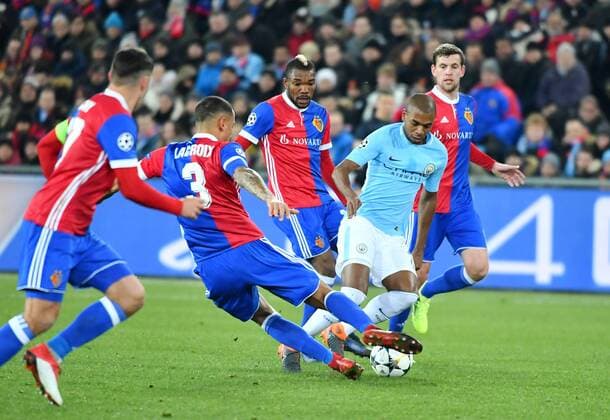 13.02.2018 Basel St.Jakobpark Fussball Herren Saison 2017 2018 Champions League FC Basel - Manchester City Bild Fabian Delph ManCity) gegen vier Basler (FC Basel) Aktion
