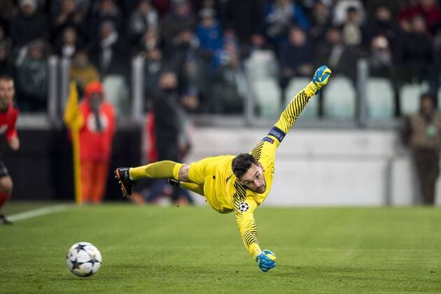 Hugo Lloris of Tottenham Hotspur F.C. and Gonzalo Gerardo Higuain of Juventus he scored the first goal for his team during the Italian Uefa Champions League Round of 16 First leg match between Juventus 2-2 Tottenham Hotspur at Allianz Stadium on February 13, 2018 in Torino, Germany. Noxthirdxpartyxsales  (72086717)