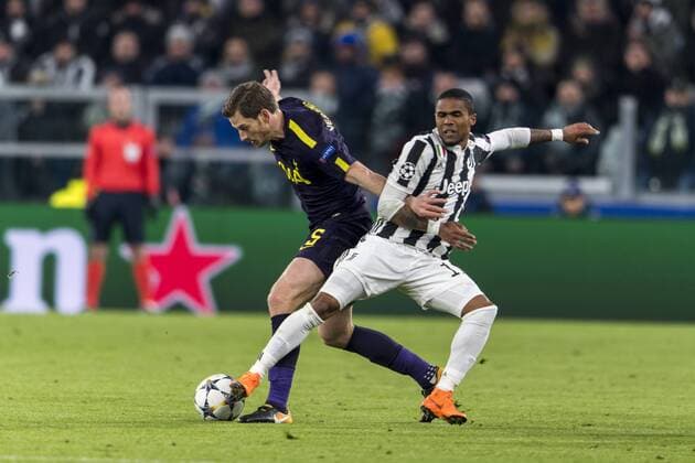 Jan Vertonghen of Tottenham Hotspur F.C. and Douglas Costa de Souza of Juventus during the Italian Uefa Champions League Round of 16 First leg match between Juventus 2-2 Tottenham Hotspur at Allianz Stadium on February 13, 2018 in Torino, Germany. Noxthirdxpartyxsales  (72087028)
