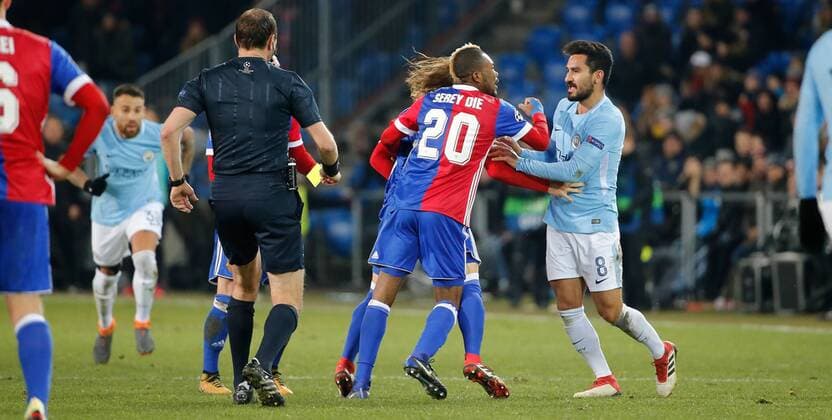 13.02.2018 St.Jakob Park Basel , SCHWEIZ , Saison 2017 2018 Herren Fussball UEFA Champions League 1 8 Final Hinspiel FC Basel - Manchester City FC Geoffroy Serey Die (li,FC Basel) gegen Ilkay Gündogan (Manchester City)