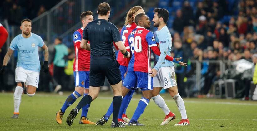 13.02.2018 St.Jakob Park Basel , SCHWEIZ , Saison 2017 2018 Herren Fussball UEFA Champions League 1 8 Final Hinspiel FC Basel - Manchester City FC Geoffroy Serey Die (li,FC Basel) gegen Ilkay Gündogan (Manchester City)