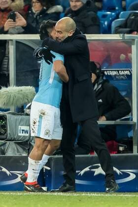 Basel, Schweiz 13.02.2018, UEFA Champions League - 2017 18 Season, Achtelfinale, FC Basel - Manchester City, Trainer Josep Guardiola (MNC) klatscht Sergio Agueero (MNC)am Boden( DeFodi507