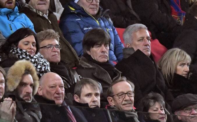 13.02.2018, Fussball UEFA Champions League 2017 2018, Achtelfinale, FC Basel - Manchester City, im St-Jakobs-Park Stadion in Basel (Schweiz). Bundestrainer Joachim Löw (mitte, Deutschland), DFB-Spielerbeobachter Urs Siegenthaler (mittlere Reihe, 2.v.li) auf der Tribüne.