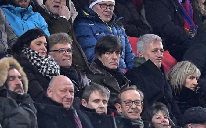 13.02.2018, Fussball UEFA Champions League 2017 2018, Achtelfinale, FC Basel - Manchester City, im St-Jakobs-Park Stadion in Basel (Schweiz). Bundestrainer Joachim Löw (mitte, Deutschland), DFB-Spielerbeobachter Urs Siegenthaler (mittlere Reihe, 2.v.li) auf der Tribüne.