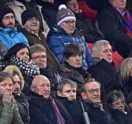 13.02.2018, Fussball UEFA Champions League 2017 2018, Achtelfinale, FC Basel - Manchester City, im St-Jakobs-Park Stadion in Basel (Schweiz). Bundestrainer Joachim Löw (mitte, Deutschland), DFB-Spielerbeobachter Urs Siegenthaler (mittlere Reihe, 2.v.li) auf der Tribüne.