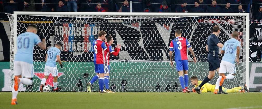 13.02.2018 St.Jakob Park Basel , SCHWEIZ , Saison 2017 2018 Herren Fussball UEFA Champions League 1 8 Final Hinspiel FC Basel - Manchester City FC TOR zum 0:2 , Torwart Tomas Vaclik , Taulant Xhaka und Fabian Frei (FCB) bediennt