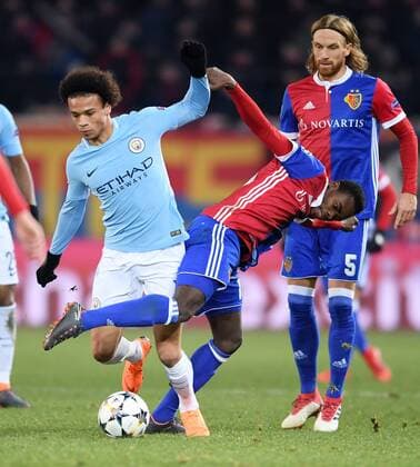FUSSBALL CHAMPIONS LEAGUE SAISON 2017 2018 Achtelfinal Hinspiel FC Basel - Manchester City 13.02.2018 Leroy Sane (li, Manchester City) gegen Dimitri Oberlin (Mitte, FC Basel) und Michael Lang (re, FC Basel) Basel