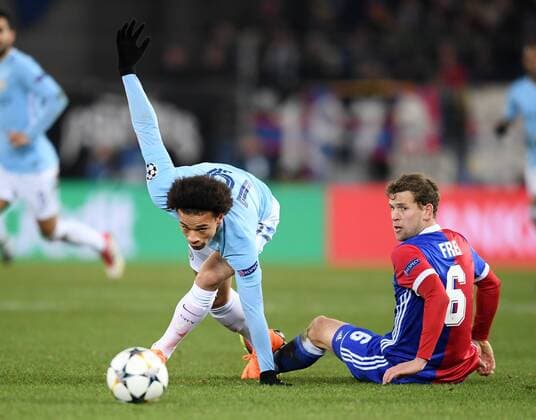 FUSSBALL CHAMPIONS LEAGUE SAISON 2017 2018 Achtelfinal Hinspiel FC Basel - Manchester City 13.02.2018 Leroy Sane (li, Manchester City) am Ball gegen Fabian Frei (re, FC Basel) Basel
