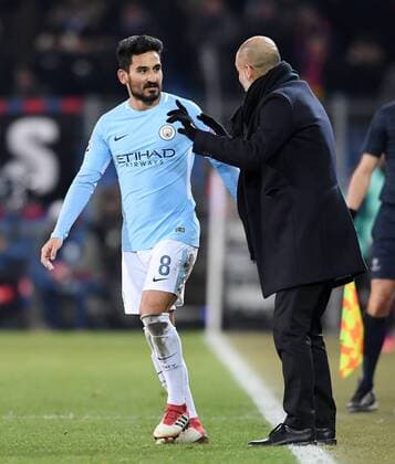 FUSSBALL CHAMPIONS LEAGUE SAISON 2017 2018 Achtelfinal Hinspiel FC Basel - Manchester City 13.02.2018 Ilkay Guendogan (li, Manchester City) im Gespraech mit Trainer Josep Guardiola (Manchester City) Basel