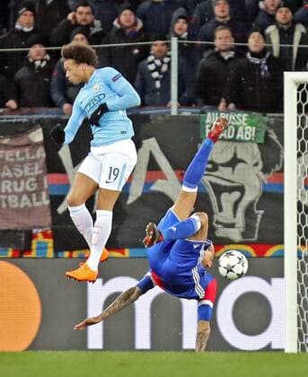 FC Basel - Manchester City Schweiz, Basel, 13.02.2018, Fussball, Champions League, Saison 2017 2018, Achtelfinale, Hinspiel, FC Basel - Manchester City: v.l. Leroy Sane (Manchester City), Leo Lacroix (FC Basel).