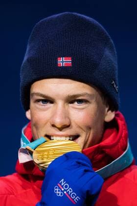 Olympia-Bilder des Tages - SPORT 180214 Johannes Hosflot Klaebo of Norway, Gold, celebrates at the medal ceremony for the Men s Cross Country Sprint during day five of the 2018 Winter Olympics on February 14, 2018 in Pyeongchang. Photo: Carl Sandin BILDBYRAN kod CS 57999_292 Copyright: CARLxSANDIN BB180214CS097