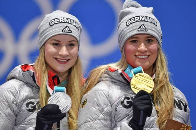 v.li:Nathalie GEISENBERGER (GER) mit Goldmedaille,Medaille,Olympic Champion, Olympiasiegerin,re:Dajana EITBERGER (GER) mit Silbermedaille. Luge Women Singles,Rodeln Frauen, Siegerehrung,Victory Ceremony,PyeongChang Olympic Medals Plaza am 13.02.2018. Olympische Winterspiele 2018, vom 09.02. - 25.02.2018 in PyeongChang Suedkorea.