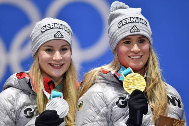 v.li:Nathalie GEISENBERGER (GER) mit Goldmedaille,Medaille,Olympic Champion, Olympiasiegerin,re:Dajana EITBERGER (GER) mit Silbermedaille. Luge Women Singles,Rodeln Frauen, Siegerehrung,Victory Ceremony,PyeongChang Olympic Medals Plaza am 13.02.2018. Olympische Winterspiele 2018, vom 09.02. - 25.02.2018 in PyeongChang Suedkorea.