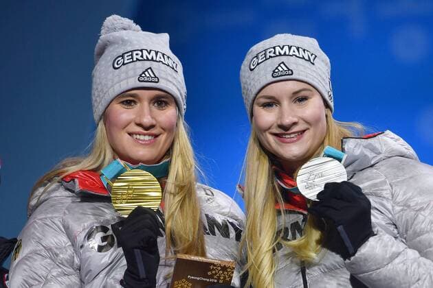 v.li:Nathalie GEISENBERGER (GER) mit Goldmedaille,Medaille,Olympic Champion, Olympiasiegerin,re:Dajana EITBERGER (GER) mit Silbermedaille. Luge Women Singles,Rodeln Frauen, Siegerehrung,Victory Ceremony,PyeongChang Olympic Medals Plaza am 13.02.2018. Olympische Winterspiele 2018, vom 09.02. - 25.02.2018 in PyeongChang Suedkorea.