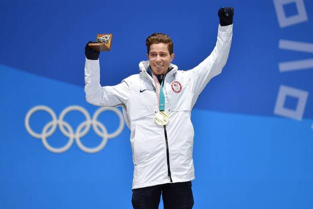 Shaun WHITE, USA, 1. Platz, Goldmedaillengewinner, Gold, Goldmedaille, Olympiasieger, Snowboard Halfpipe, mit Goldmedaille, Medaille, Olympic Champion, Olympiasieger, Jubel, jubelt, Freude, Begeisterung, Emotion, jubeln, cheers, Siegerehrung, Victory Ceremony, PyeongChang Olympic Medals Plaza am 14.02.2018. Olympische Winterspiele 2018, vom 09.02. - 25.02.2018 in PyeongChang Suedkorea.