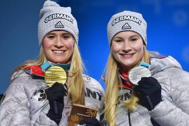 v.li: Natalie GEISENBERGER (GER) mit Goldmedaille, 1. Platz, Goldmedaillengewinnerin, Gold, Goldmedaille, Olympiasiegerin, Medaille, Olympic Champion, Dajana EITBERGER (GER) mit Silbermedaille, 2. Platz, Silber, Silbermedaille, Silbermedaillengewinnerin, Luge Women Singles, Rodeln Frauen, Siegerehrung, Victory Ceremony, PyeongChang Olympic Medals Plaza am 14.02.2018. Olympische Winterspiele 2018, vom 09.02. - 25.02.2018 in PyeongChang Suedkorea. *** v li Natalie GEISBERGER GER gold medal 1 square gold medallist gold gold medal Olympic champion medal Olympic champion Dajana EITBERGER GER silver medal 2 square silver silver medal silver medal winner, women singles Luge Luge women Victory ceremony PyeongChang Olympic medals Plaza ceremony on 14 02 2018 Winter Olympics 2018 from 09 02 25 02 2018 in PyeongChang of South Korea