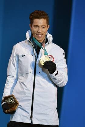 Shaun WHITE, USA, 1. Platz, Goldmedaillengewinner, Gold, Goldmedaille, Olympiasieger, Snowboard Halfpipe, mit Goldmedaille, Medaille, Olympic Champion, Olympiasieger, Jubel, jubelt, Freude, Begeisterung, Emotion, jubeln, cheers, Siegerehrung, Victory Ceremony, PyeongChang Olympic Medals Plaza am 14.02.2018. Olympische Winterspiele 2018, vom 09.02. - 25.02.2018 in PyeongChang Suedkorea.