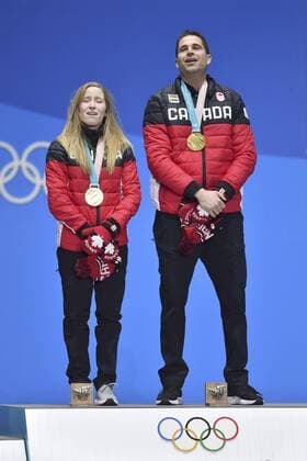 Team CAN, Kanada mit John MORRIS und Kaitlyn LAWES, 1. Platz, Goldmedaillengewinner, Gold, Goldmedaille, Olympiasieger, Curling Mixed Doubles, Xurling, gemischtes Doppel, Jubel, jubelt, Freude, Begeisterung, Emotion, jubeln, cheers, Siegerehrung, Victory Ceremony, PyeongChang Olympic Medals Plaza am 14.02.2018. Olympische Winterspiele 2018, vom 09.02. - 25.02.2018 in PyeongChang Suedkorea. Â