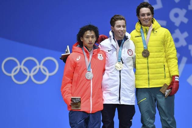 von links: Ayumu HIRANO, JPN, 2. Platz, Silber, Silbermedaille, Silbermedaillengewinner, Shaun WHITE, USA, 1. Platz, Goldmedaillengewinner, Gold, Goldmedaille, Olympiasieger, Snowboard Halfpipe, Scotty JAMES, AUS, 3. Platz, Bronze, Bronzemedaille, Bronzemedaillengewinner, mit Goldmedaille, Medaille, Olympic Champion, Olympiasieger, Jubel, jubelt, Freude, Begeisterung, Emotion, jubeln, cheers, Siegerehrung, Victory Ceremony, PyeongChang Olympic Medals Plaza am 14.02.2018. Olympische Winterspiele 2018, vom 09.02. - 25.02.2018 in PyeongChang Suedkorea. Â
