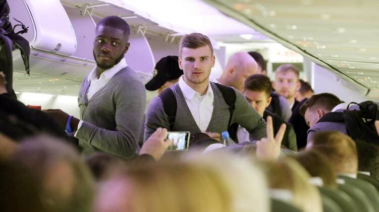 RB Leipzig - Abflug Fussball Euro League Leipzig, 14.02.2018, Flughafen Leipzig, Fussball, UEFA EURO EM Europameisterschaft Fussball League, 16el Finale , Abflug von RB Leipzig in Leipzig vor dem Spiel Neapel vs. RBL. , Im Bild v.l.: Dayot Upamecano und Timo Werner (beide RB Leipzig). ,