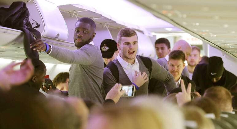 Bilder des Tages - Sport RB Leipzig - Abflug Fussball Euro League Leipzig, 14.02.2018, Flughafen Leipzig, Fussball, UEFA EURO EM Europameisterschaft Fussball League, 16el Finale , Abflug von RB Leipzig in Leipzig vor dem Spiel Neapel vs. RBL. , Im Bild v.l.: Dayot Upamecano und Timo Werner (beide RB Leipzig). ,