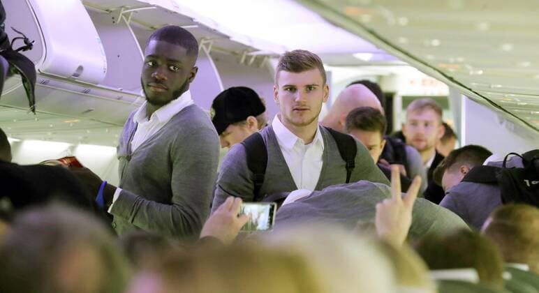 RB Leipzig - Abflug Fussball Euro League Leipzig, 14.02.2018, Flughafen Leipzig, Fussball, UEFA EURO EM Europameisterschaft Fussball League, 16el Finale , Abflug von RB Leipzig in Leipzig vor dem Spiel Neapel vs. RBL. , Im Bild v.l.: Dayot Upamecano und Timo Werner (beide RB Leipzig). ,