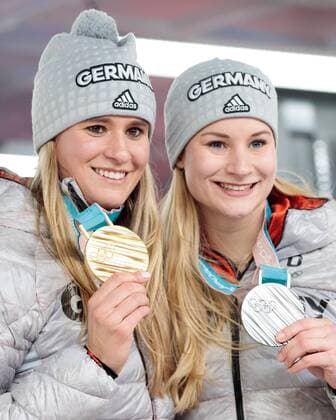 Themen der Woche - SPORT Olympia-Bilder des Tages - SPORT 14.02.2018, Olympic Sliding Centre, Pyeongchang, KOR, PyeongChang 2018, Rodeln, Einsitzer, Damen, im Bild Natalie Geisenberger (GER) und Dajana Eitberger (GER) zeigen Ihre Medaillen Natalie Geisenberger (GER) und Dajana Eitberger (GER) show her medals after the ladies single luge of the Pyeongchang 2018 Winter Olympic Games Olympische Spiele Olympia OS at the Olympic Sliding Centre in Pyeongchang, South Korea on 2018 02 14. Pyeongchang