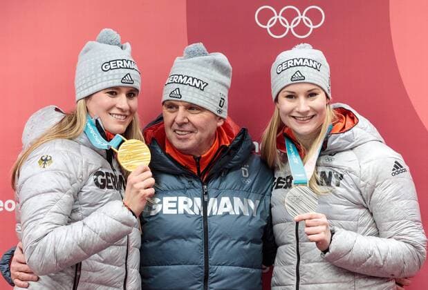 Olympia-Bilder des Tages - SPORT 14.02.2018, Olympic Sliding Centre, Pyeongchang, KOR, PyeongChang 2018, Rodeln, Einsitzer, Damen, im Bild Natalie Geisenberger (GER) und Dajana Eitberger (GER) zeigen Ihre Medaillen und Bundestrainer Norbert Loch Natalie Geisenberger (GER) und Dajana Eitberger (GER) show her medals and head coach Norbert Loch after the ladies single luge of the Pyeongchang 2018 Winter Olympic Games Olympische Spiele Olympia OS at the Olympic Sliding Centre in Pyeongchang, South Korea on 2018 02 14. Pyeongchang