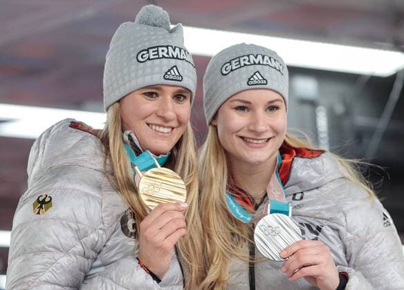 14.02.2018, Olympic Sliding Centre, Pyeongchang, KOR, PyeongChang 2018, Rodeln, Einsitzer, Damen, im Bild Natalie Geisenberger (GER) und Dajana Eitberger (GER) zeigen Ihre Medaillen Natalie Geisenberger (GER) und Dajana Eitberger (GER) show her medals after the ladies single luge of the Pyeongchang 2018 Winter Olympic Games Olympische Spiele Olympia OS at the Olympic Sliding Centre in Pyeongchang, South Korea on 2018 02 14. Pyeongchang *** 14 02 2018 Olympic sliding centre PyeongChang KOR PyeongChang 2018 sledding show your medals Natalie Geisenberger GER single ladies in the picture of Natalie Geisenberger GER and GER Dajana echo and Dajana echo GER medals show here after the ladies single lie of the PyeongChang 2018 Winter Olympic Games at the Olympic sliding centre in PyeongChang of South Korea on 2018 02 14 PyeongChang  EX_GRO  
